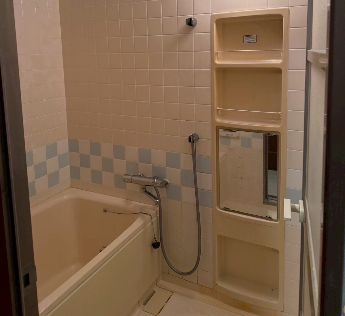 リフォーム前のバスルーム